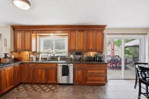 19364 Gill RD, Livonia, MI 48152