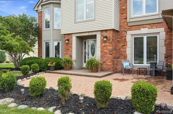 19364 Gill RD, Livonia, MI 48152