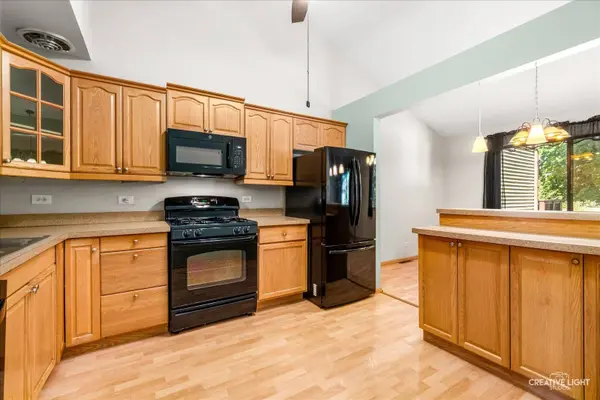 29W365 Thornwood LN #365, Warrenville, IL 60555