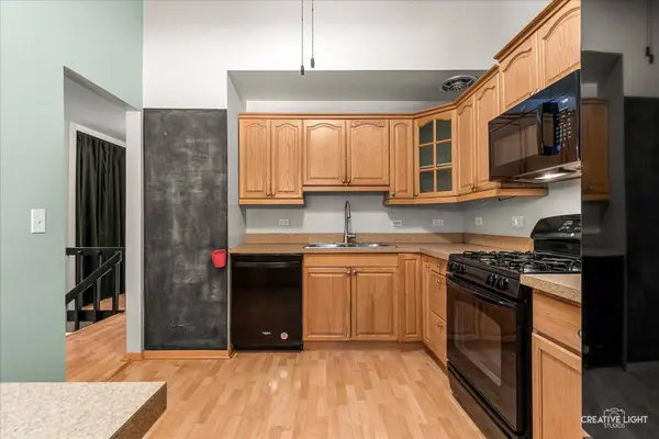 29W365 Thornwood LN #365, Warrenville, IL 60555