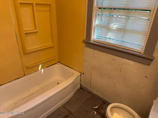 1060 Lake Dockery Road, Byram, MS 39272