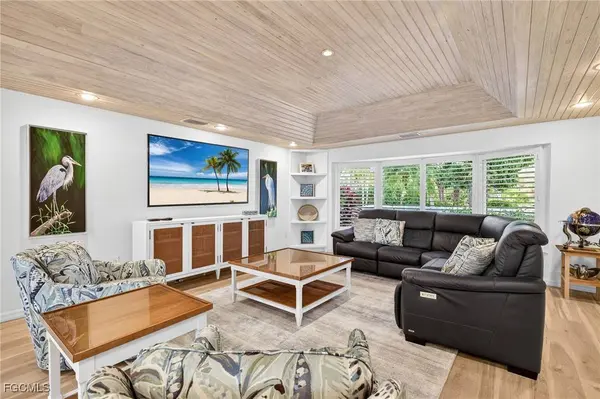 819 Tulip LN, Sanibel, FL 33957