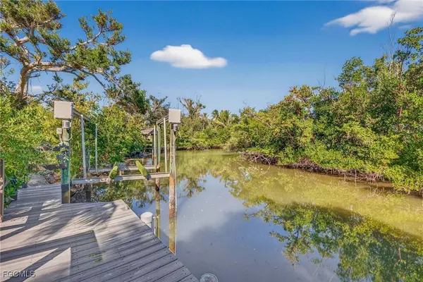 6476 Pine AVE, Sanibel, FL 33957