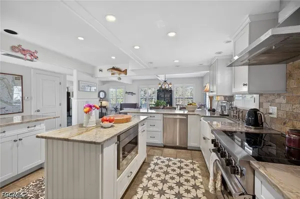 6143 Castaways LN, Sanibel, FL 33957