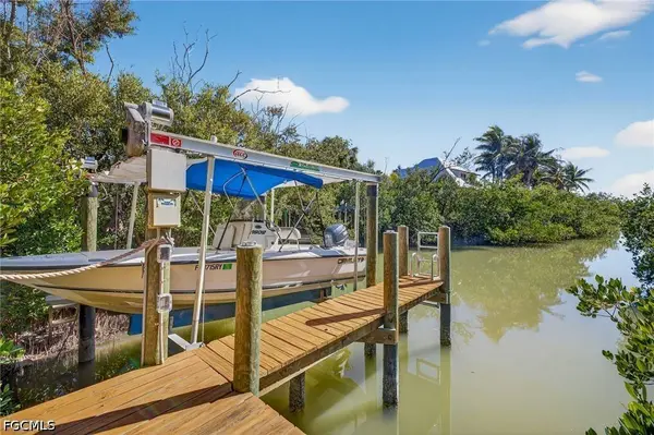 6143 Castaways LN, Sanibel, FL 33957