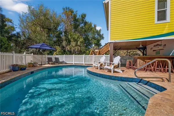 6143 Castaways LN, Sanibel, FL 33957