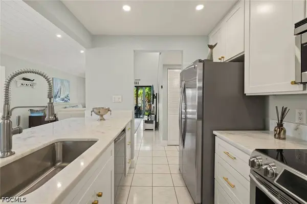 974 Greenwood CT S, Sanibel, FL 33957