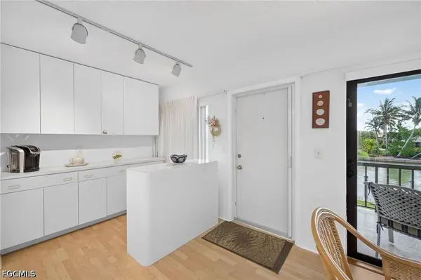 1250 Tennisplace CT #E22, Sanibel, FL 33957