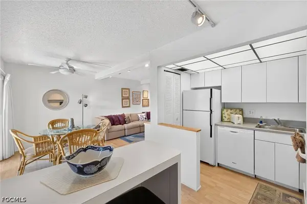 1250 Tennisplace CT #E22, Sanibel, FL 33957