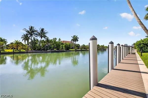 1250 Tennisplace CT #E22, Sanibel, FL 33957
