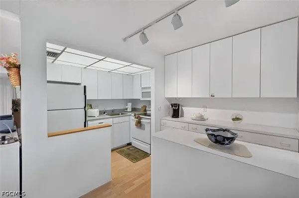 1250 Tennisplace CT #E22, Sanibel, FL 33957