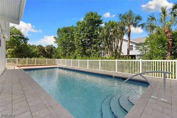 475 Las Tiendas LN, Sanibel, FL 33957