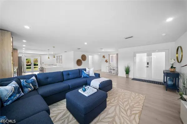 657 Cardium ST, Sanibel, FL 33957
