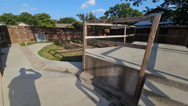 833 James Street, Azle, TX 76020