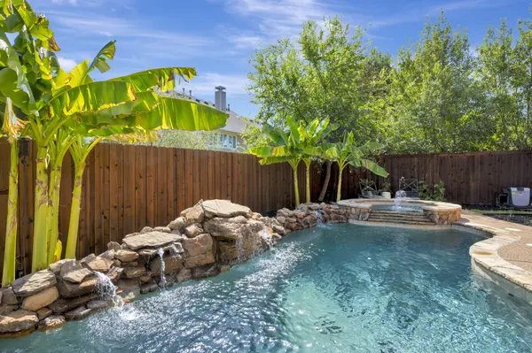 956 Water Oak Drive, Grapevine, TX 76051