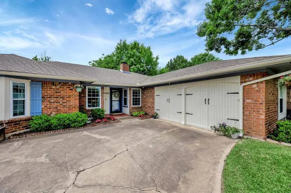 10105 Locksley Drive, Benbrook, TX 76126