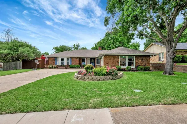 10105 Locksley Drive, Benbrook, TX 76126