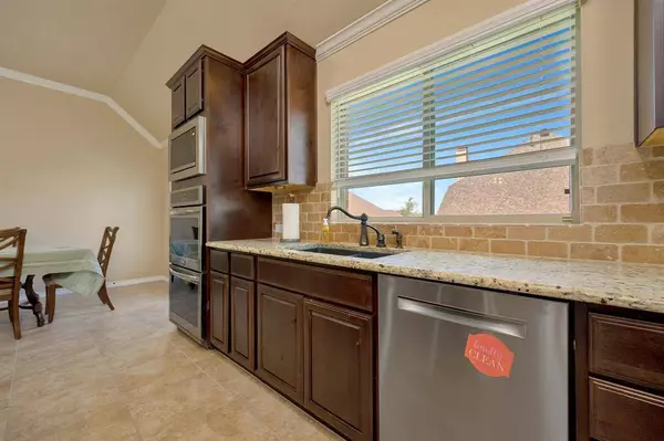 417 Mcfaddin Lane, Fort Worth, TX 76108