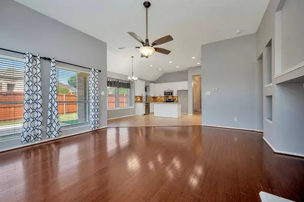 313 Owen Oaks Drive, Lake Dallas, TX 75065