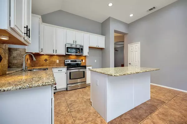 313 Owen Oaks Drive, Lake Dallas, TX 75065