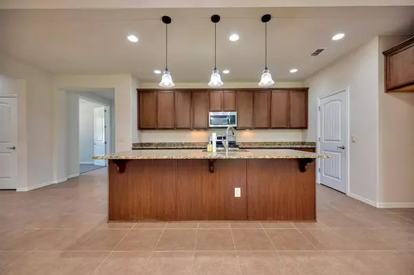 12521 Gritstone Drive, Denton, TX 76207