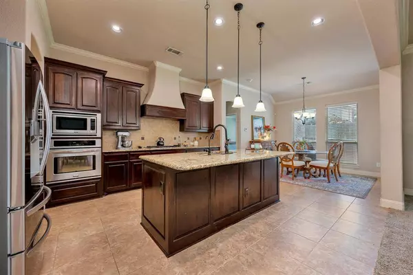 129 Mckinley Drive, Burleson, TX 76028