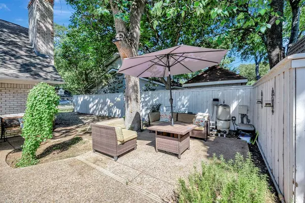 815 Waggoner Drive, Arlington, TX 76013