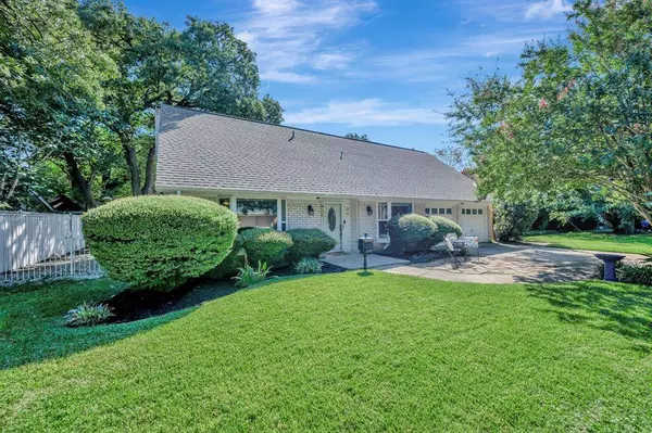 815 Waggoner Drive, Arlington, TX 76013