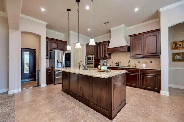 129 Mckinley Drive, Burleson, TX 76028