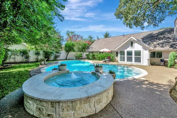 815 Waggoner Drive, Arlington, TX 76013