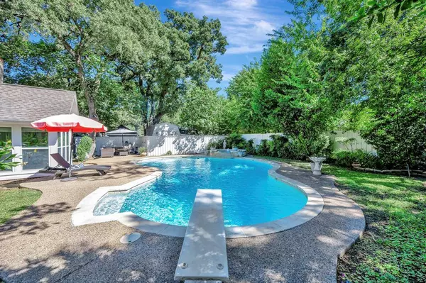 815 Waggoner Drive, Arlington, TX 76013