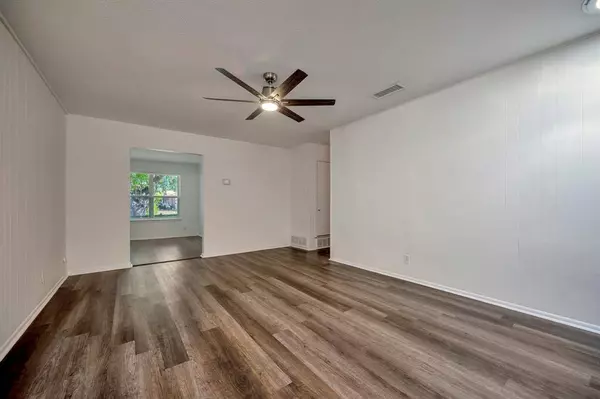 6437 Route 66, Watauga, TX 76148