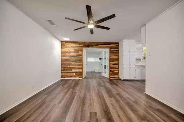 6437 Route 66, Watauga, TX 76148