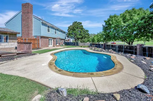 8000 Crazy Horse Lane, Fort Worth, TX 76137