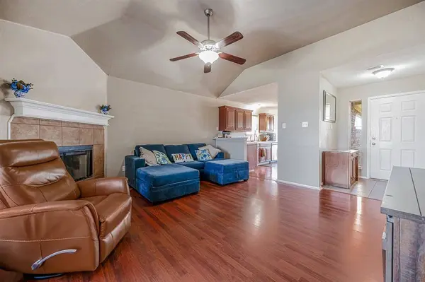 10865 Braemoor Drive, Fort Worth, TX 76052
