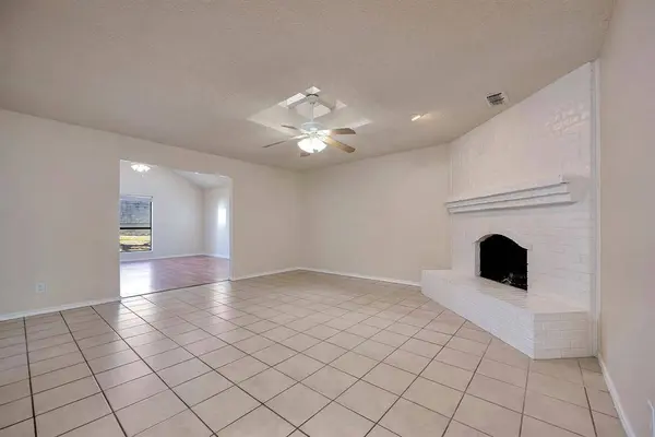 821 Timberoaks Drive, Azle, TX 76020