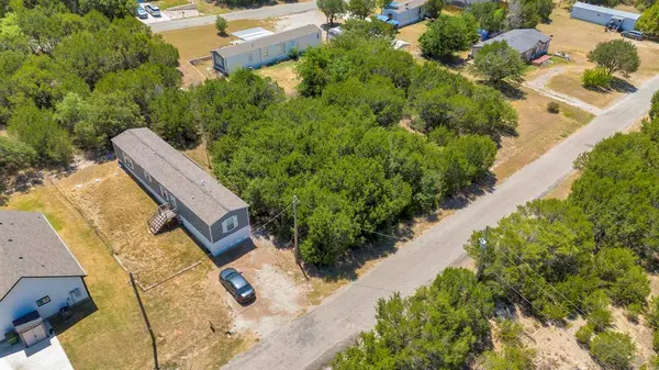 915 Bosque River Drive, Granbury, TX 76048