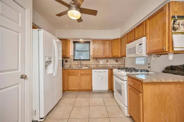 512 E Mission Street, Crowley, TX 76036