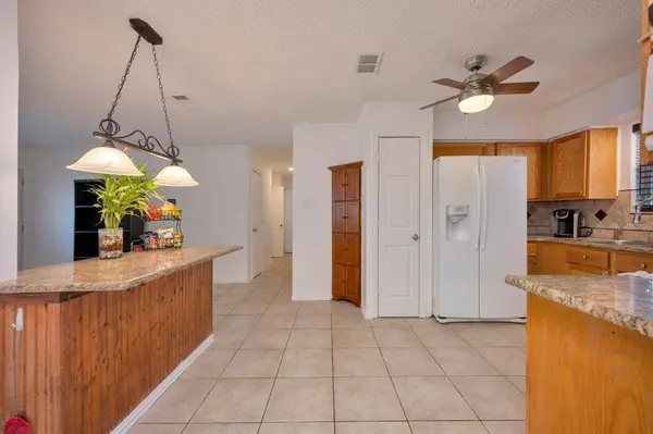 512 E Mission Street, Crowley, TX 76036