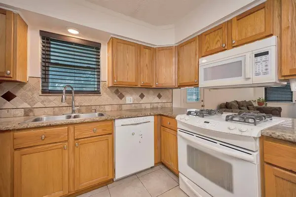 512 E Mission Street, Crowley, TX 76036