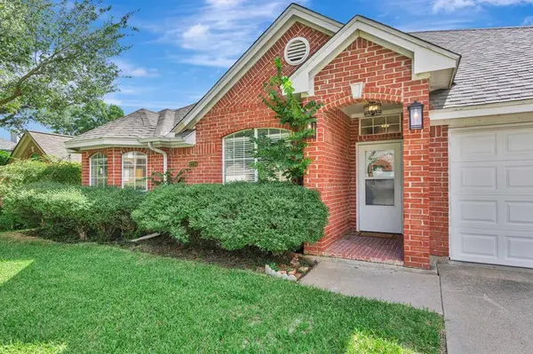 2214 New Mill Lane, Arlington, TX 76012