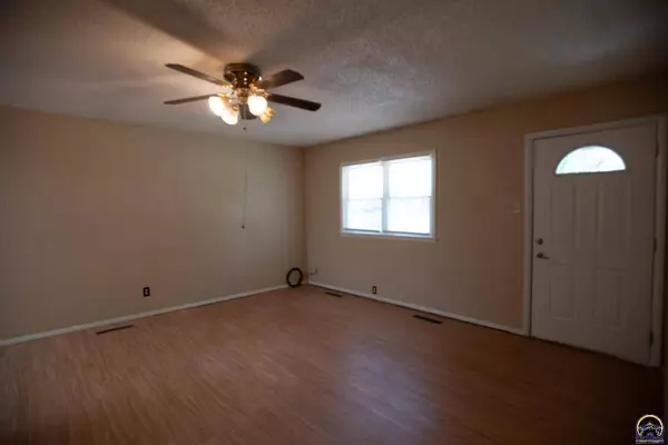 3905 SW Mission CT, Topeka, KS 66614