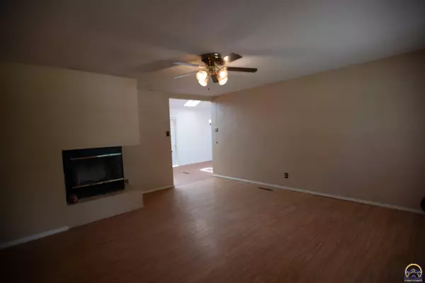 3905 SW Mission CT, Topeka, KS 66614