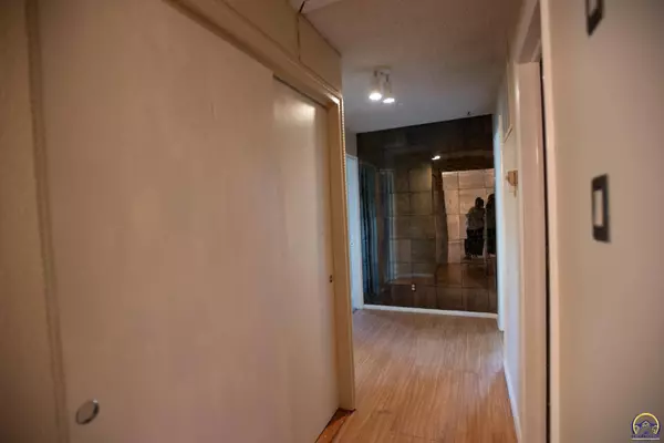 3905 SW Mission CT, Topeka, KS 66614