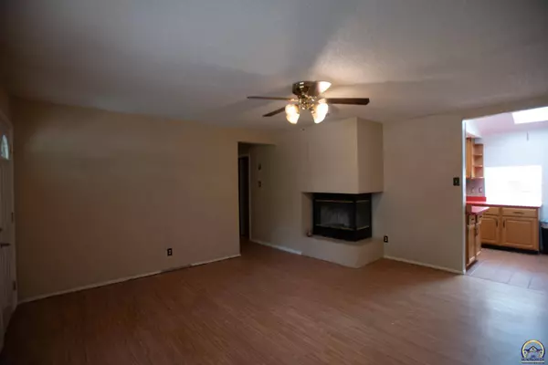 3905 SW Mission CT, Topeka, KS 66614