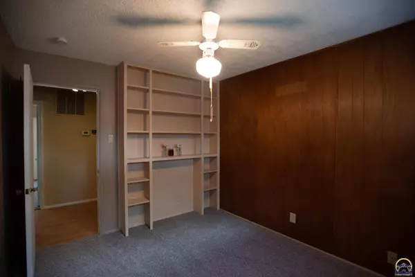 3905 SW Mission CT, Topeka, KS 66614