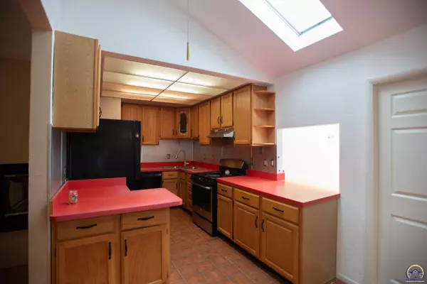 3905 SW Mission CT, Topeka, KS 66614