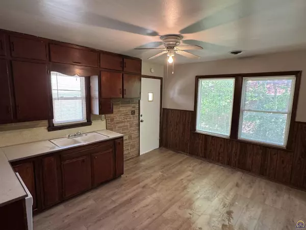 700 SE 26th ST, Topeka, KS 66605