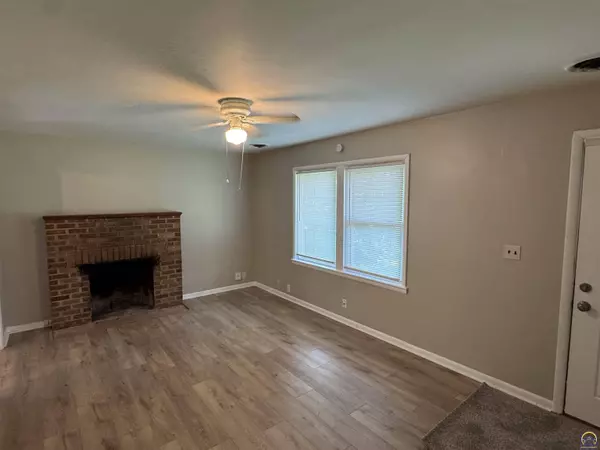 700 SE 26th ST, Topeka, KS 66605