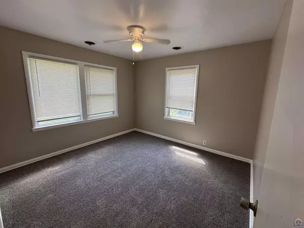 700 SE 26th ST, Topeka, KS 66605